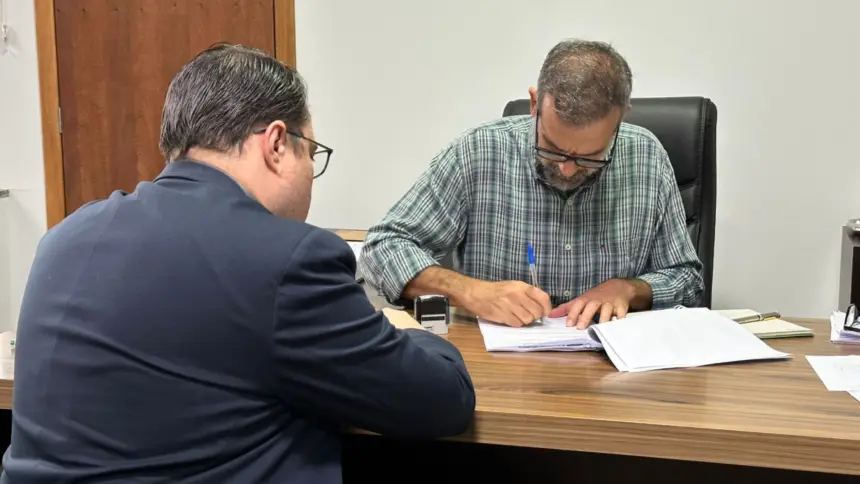 Renato de Castro assina projeto para desbloquear contas e parcelar em 24 vezes sem juros em multas