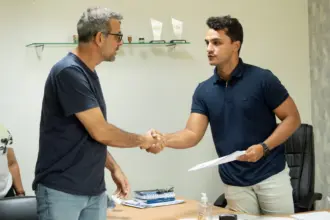 Renato de Castro entrega à Câmara PL que dará início ao Programa “Goianésia 1.000 casas”