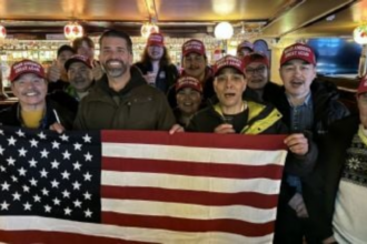 Filho de Trump na Groenlândia: Foto com Moradores de Rua Gera Controvérsia Global