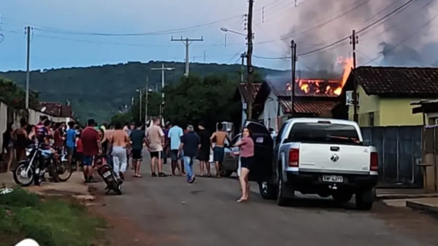 Urgente: Incêndio de grande proporção atinge residência em Juscelândia