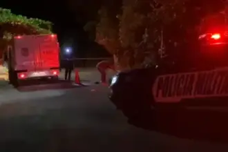 Urgente: Jovem é morto no Jardim Esperança com golpes de faca e disparos de arma de fogo