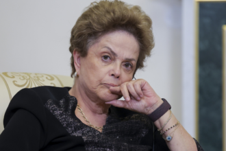 Dilma Rousseff enfrenta inflamação no nervo do equilíbrio e se recupera na China