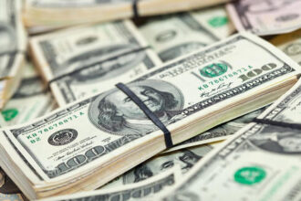 Dólar fecha última sessão em queda, com registro do 12° recuo seguido