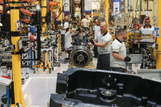 Faturamento da indústria aumenta 5,6% e atinge maior elevação desde 2010, aponta CNI