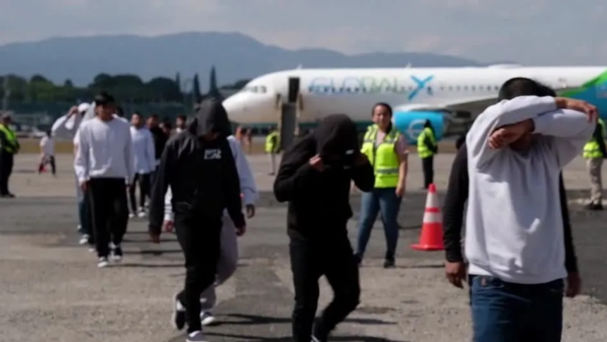 Guatemala Aumenta Voos com Deportados dos EUA: Impactos e Consequências