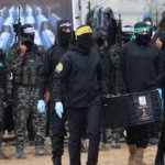 Hamas entrega corpo de Shiri Bibas à Cruz Vermelha após polêmica com Israel