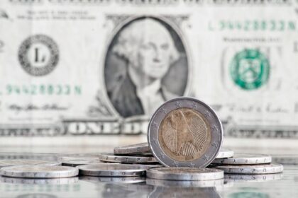 Mesmo sob ameaça de taxação do aço, dólar volta a cair e vale R$ 5,78