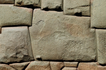 Pedra de 12 Ângulos: A Joia da Arquitetura Inca Irreparavelmente Vandalizada