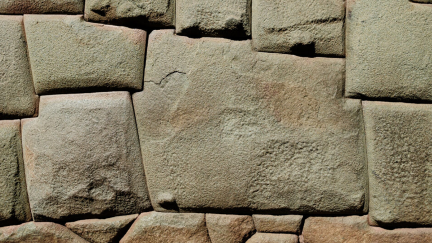 Pedra de 12 Ângulos: A Joia da Arquitetura Inca Irreparavelmente Vandalizada