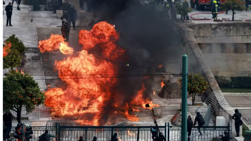 Protestos na Grécia: Manifestantes Atiram Explosivos Contra a Polícia em Frente ao Parlamento