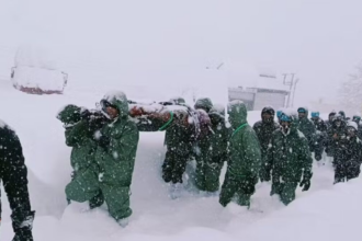 Tragédia no Himalaia: Ruptura de Geleira Deixa Pessoas Presas e Gera Alerta Global