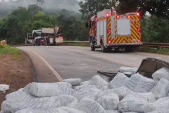 Bitrem carregado de açúcar tomba na GO-080, próximo à Planagri, e bombeiros são acionados