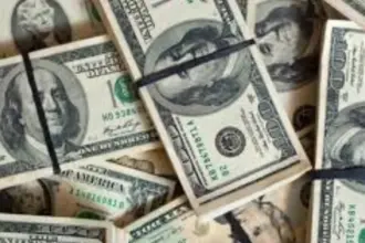 Dólar fecha em alta após anúncio de tarifas de Trump