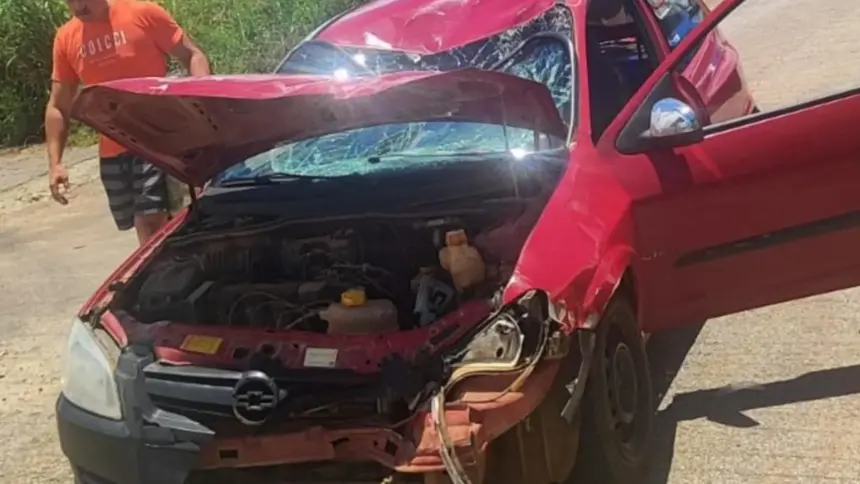 Duas pessoas ficam feridas em grave acidente no oeste de Goianésia Duas pessoas ficam feridas em grave acidente no oeste de Goianésia