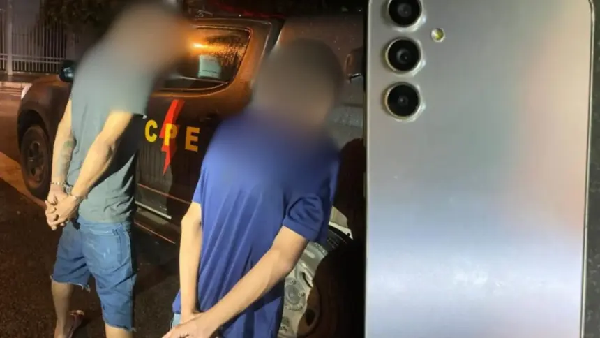 Dupla é detida com aparelho celular furtado no Bairro Nova Aurora