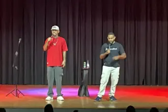 Espetáculo Gênios Siameses é realizado no Centro Cultural de Goianésia