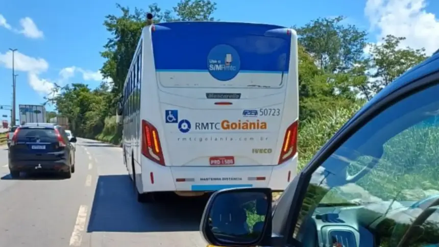 Homem é preso após ameaçar passageiros com faca em ônibus na BR-153 Homem é preso após ameaçar passageiros com faca em ônibus na BR-153