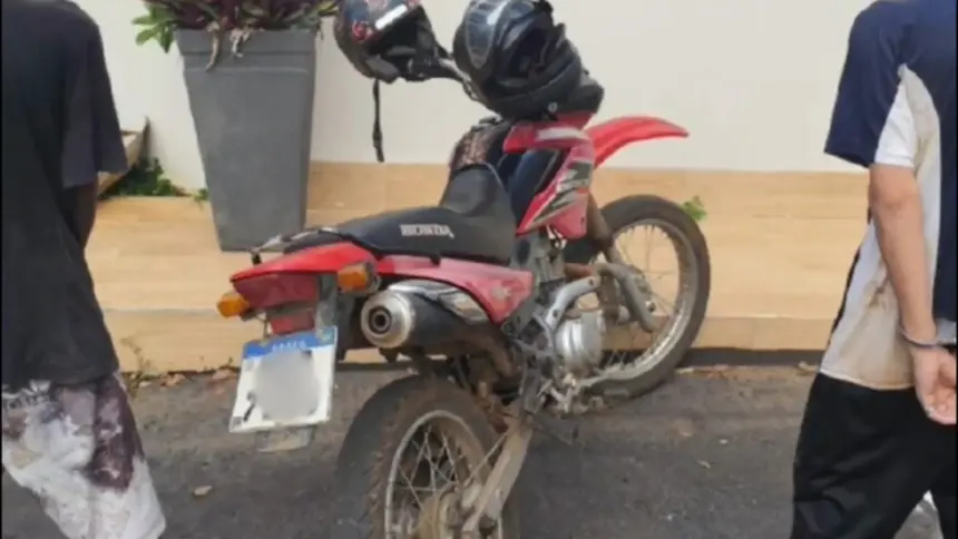 Motocicleta com registro de furto é recuperada no oeste de Goianésia e duas pessoas são presas
