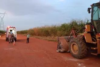 Motociclista é socorrido pelos bombeiros de Goianésia após ficar gravemente ferido ao colidir com pá carregadeira