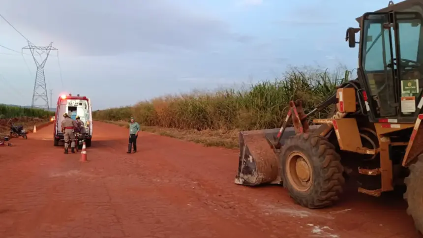 Motociclista é socorrido pelos bombeiros de Goianésia após ficar gravemente ferido ao colidir com pá carregadeira