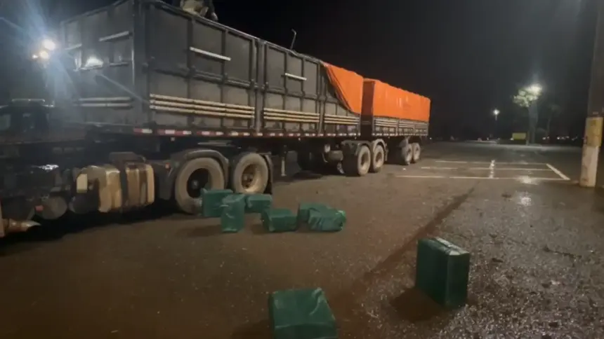 Polícia apreende 400kg de cocaína na BR-153 escondidos em carga de milho de pipoca