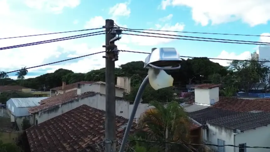Sua rua está sem iluminação no poste? Saiba quem acionar para resolver!