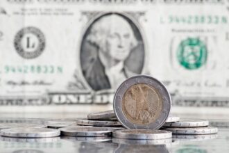 Após queda, dólar volta a fechar em alta