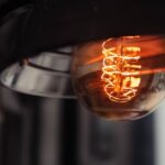 Brasileiros podem pagar conta de luz com preço de “bandeira vermelha permanente”