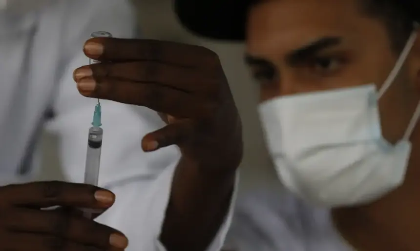 Covid-19: casos e óbitos apresentam queda entre final de fevereiro e início de março Covid-19: casos e óbitos apresentam queda entre final de fevereiro e início de março