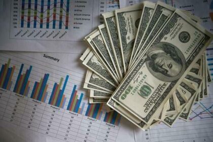 Dólar fecha última sessão a R$ 5,71, após alta de 0,73%