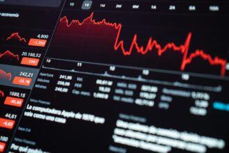 Ibovespa encerra em alta e acima dos 133 mil pontos