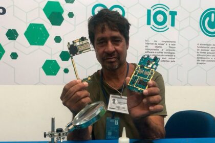 ‘Já tinha perdido a esperança’, diz homem em situação de rua, que faz capacitação de manutenção de celulares