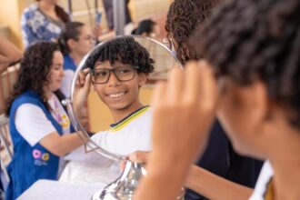 Olhar para Todos entrega óculos a alunos da rede estadual