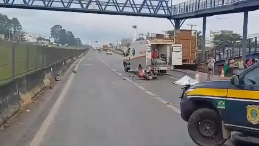 Acidente entre caminhão e motos mata passageira na BR-060