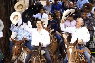 Ao lado de dois mil muladeiros, Daniel Vilela participa de cavalgada no Centro de Goiânia