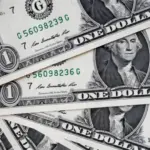 Dólar fecha com leve queda de 0,11%