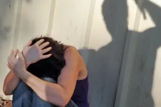 Homem usa facão para ameaçar mulher e é preso por lesão corporal