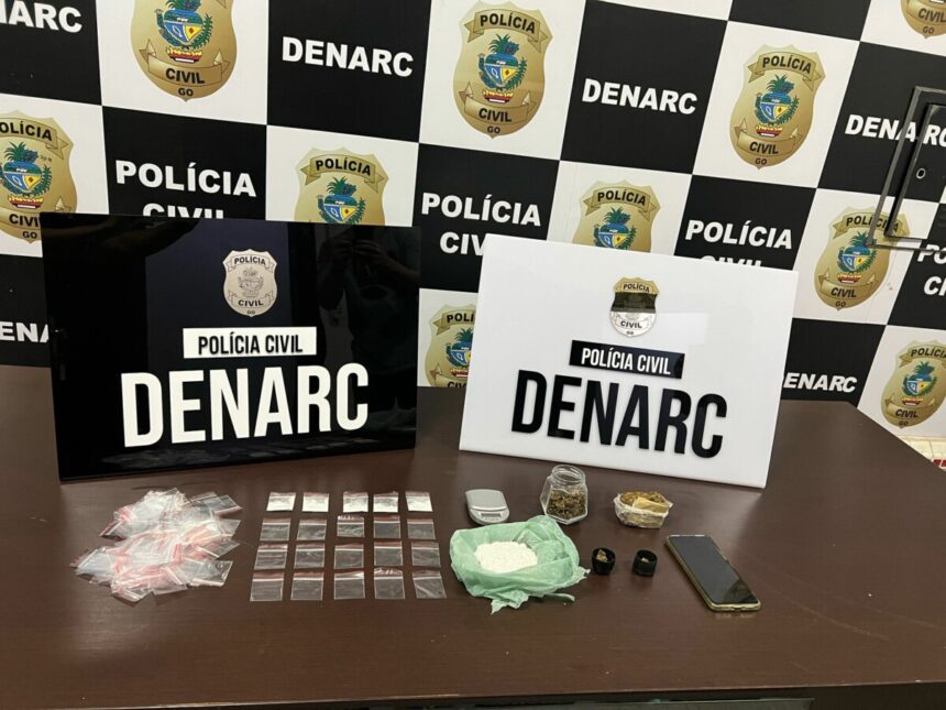 Homem é preso por tráfico de drogas ao ser pego com cocaína e skunk Homem é preso por tráfico de drogas ao ser pego com cocaína e skunk