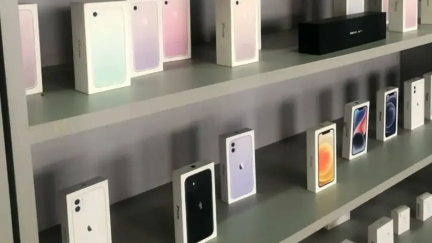 Polícia e Procon realizam ação em loja de celulares investigada por vender aparelhos e não entregar