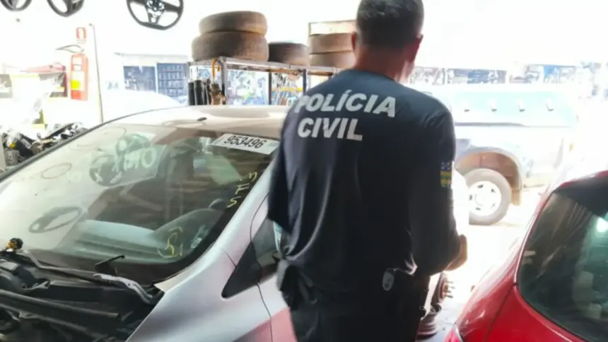 Polícia realiza ação em loja suspeita de vender peças de veículos desmanchados