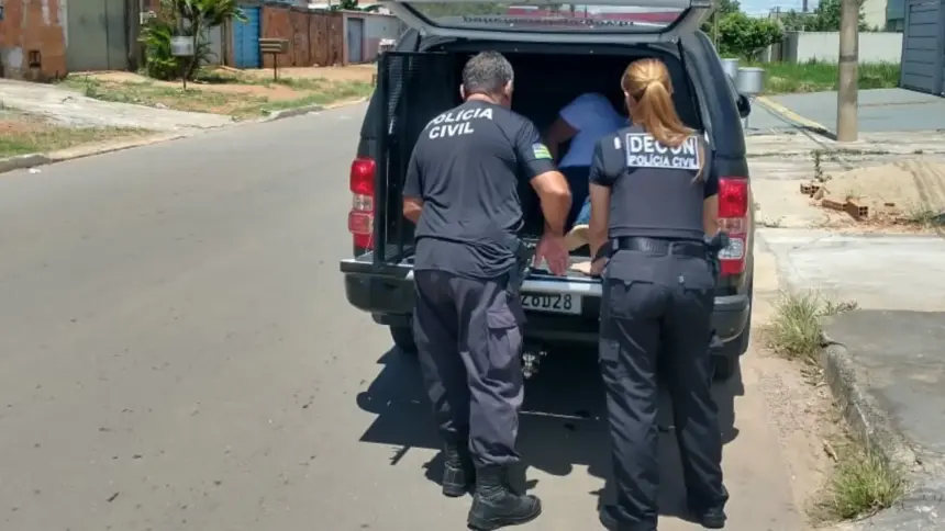 Polícia prende proprietária de clínica de estética por exercício irregular da função