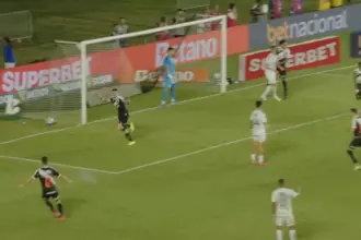 Santos sofre virada do Vasco com brilho de Vegetti em seu retorno à elite do Brasileirão