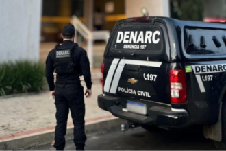 Zeladora de prédio que vendia cocaína nos dias de folga é presa