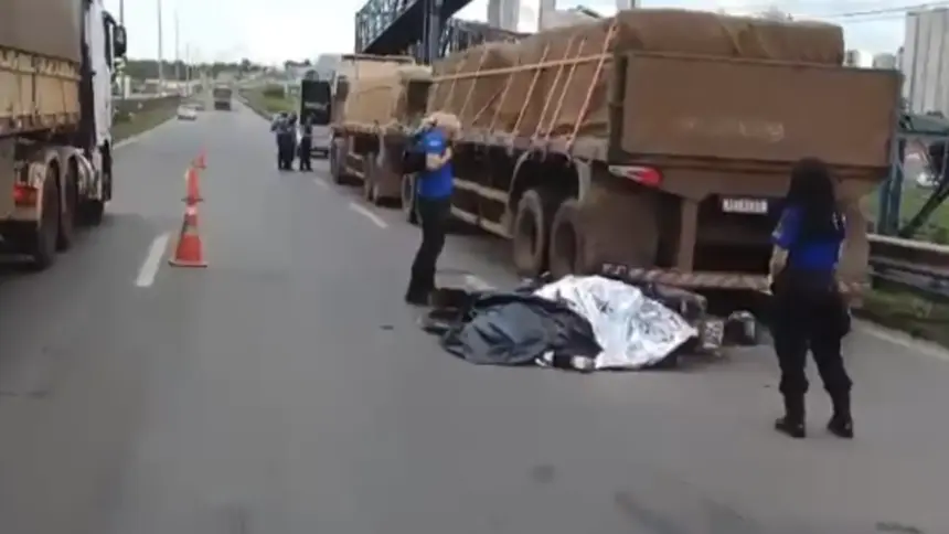 Tragédia na BR-153: Motociclista morre ao colidir veículo em caminhão parado