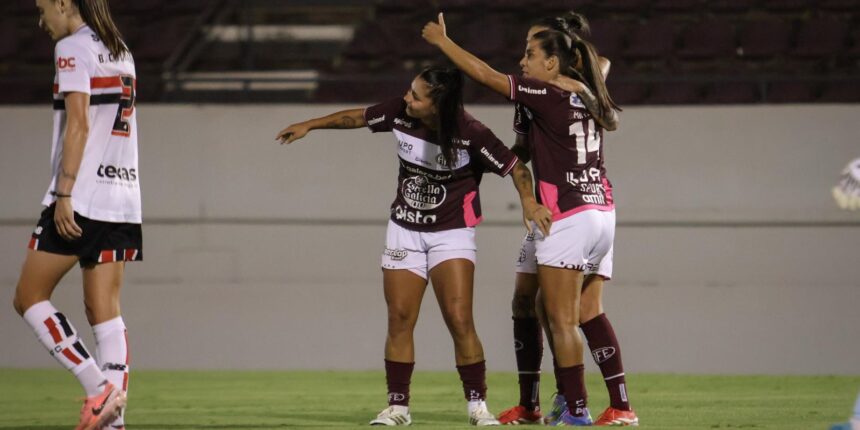 Ferroviária vence e assume liderança do Brasileiro Feminino Ferroviária vence e assume liderança do Brasileiro Feminino
