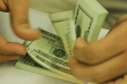 Dólar fecha com queda de 1,23%