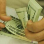 Dólar fecha em queda e é cotado a R$ 5,69