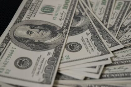 Dólar volta a cair e é cotado a R$ 5,86
