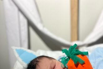 Recém-nascidos posam para ensaio fotográfico de Páscoa no Hospital de Luziânia