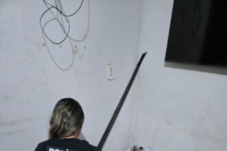 Polícia Civil prende gerente de boate investigado por embriagar funcionária, estuprá-la e gravar atos sexuais com o celular dela